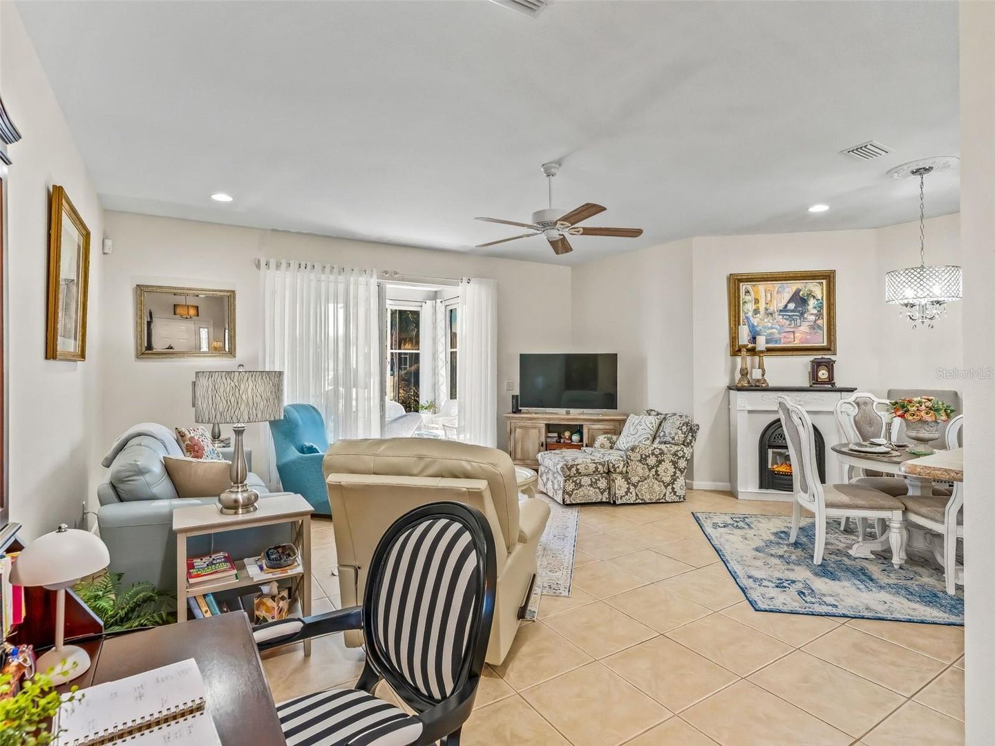 Fabulous Golf Course home with a GOLF CART GARAGE! Welcome to your new – image 8