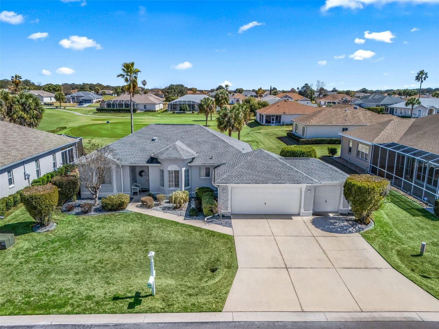 Fabulous Golf Course home with a GOLF CART GARAGE! Welcome to your new – image 1