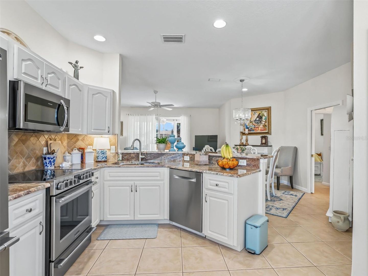 Fabulous Golf Course home with a GOLF CART GARAGE! Welcome to your new – image 19