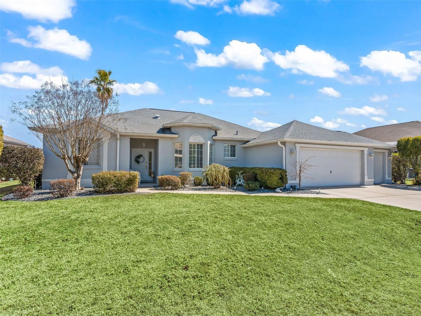 Fabulous Golf Course home with a GOLF CART GARAGE! Welcome to your new – image 4