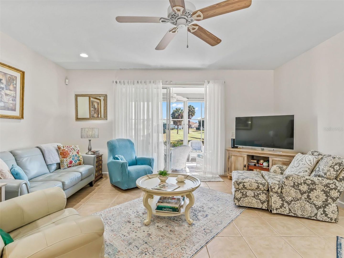 Fabulous Golf Course home with a GOLF CART GARAGE! Welcome to your new – image 10