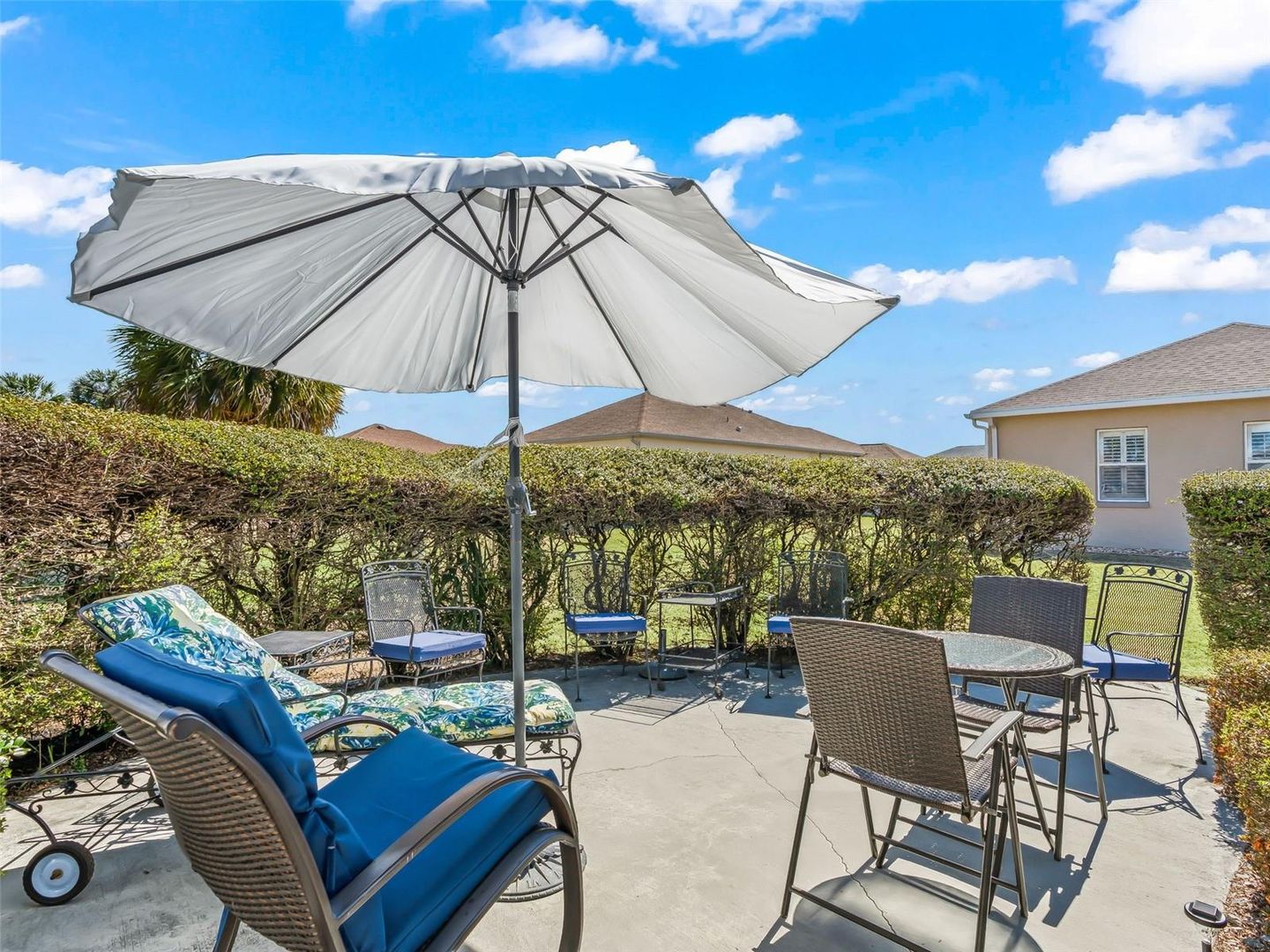 Fabulous Golf Course home with a GOLF CART GARAGE! Welcome to your new – image 36