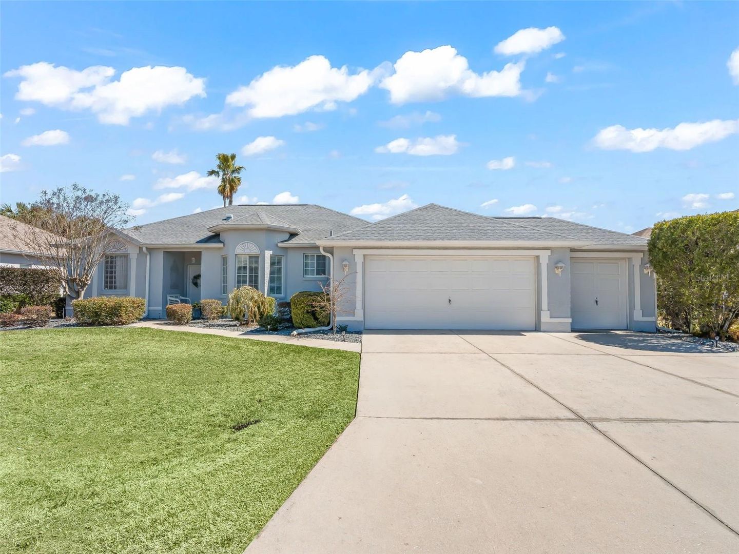 Fabulous Golf Course home with a GOLF CART GARAGE! Welcome to your new – image 3