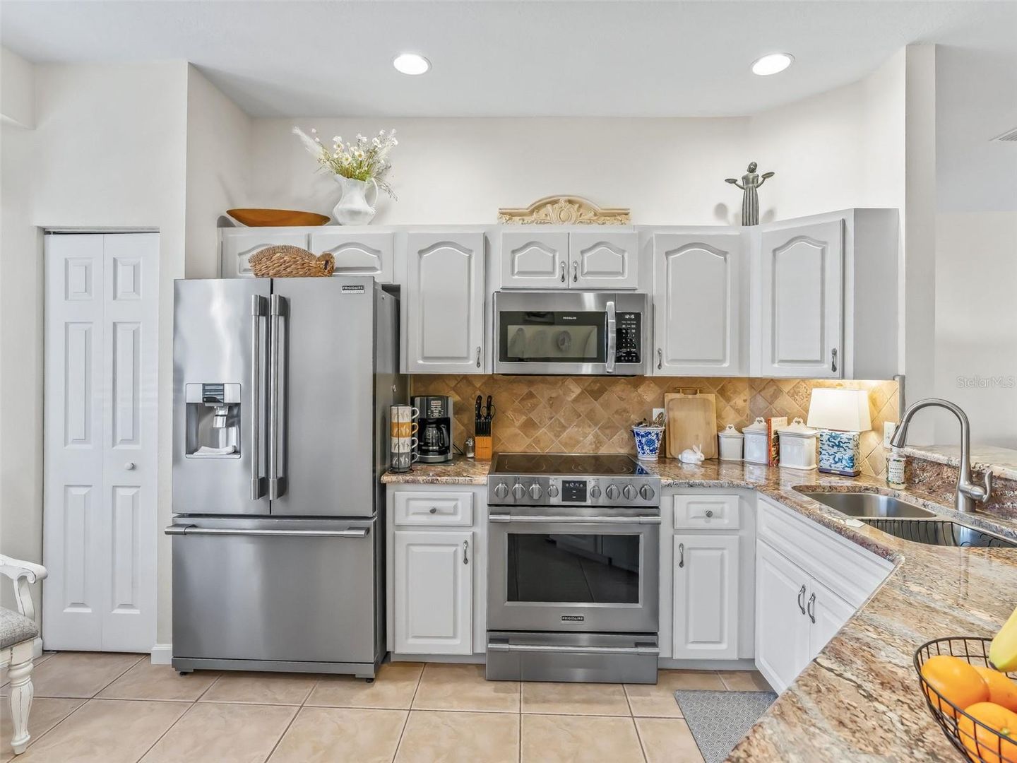 Fabulous Golf Course home with a GOLF CART GARAGE! Welcome to your new – image 17