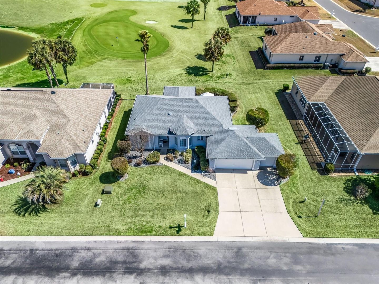 Fabulous Golf Course home with a GOLF CART GARAGE! Welcome to your new – image 43