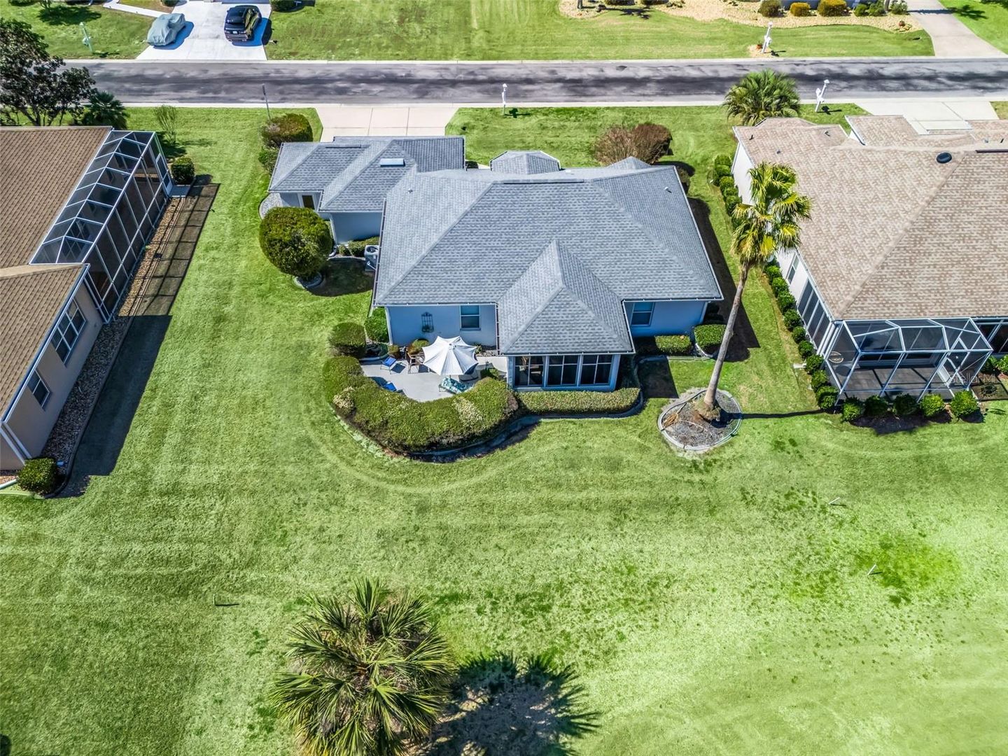 Fabulous Golf Course home with a GOLF CART GARAGE! Welcome to your new – image 42