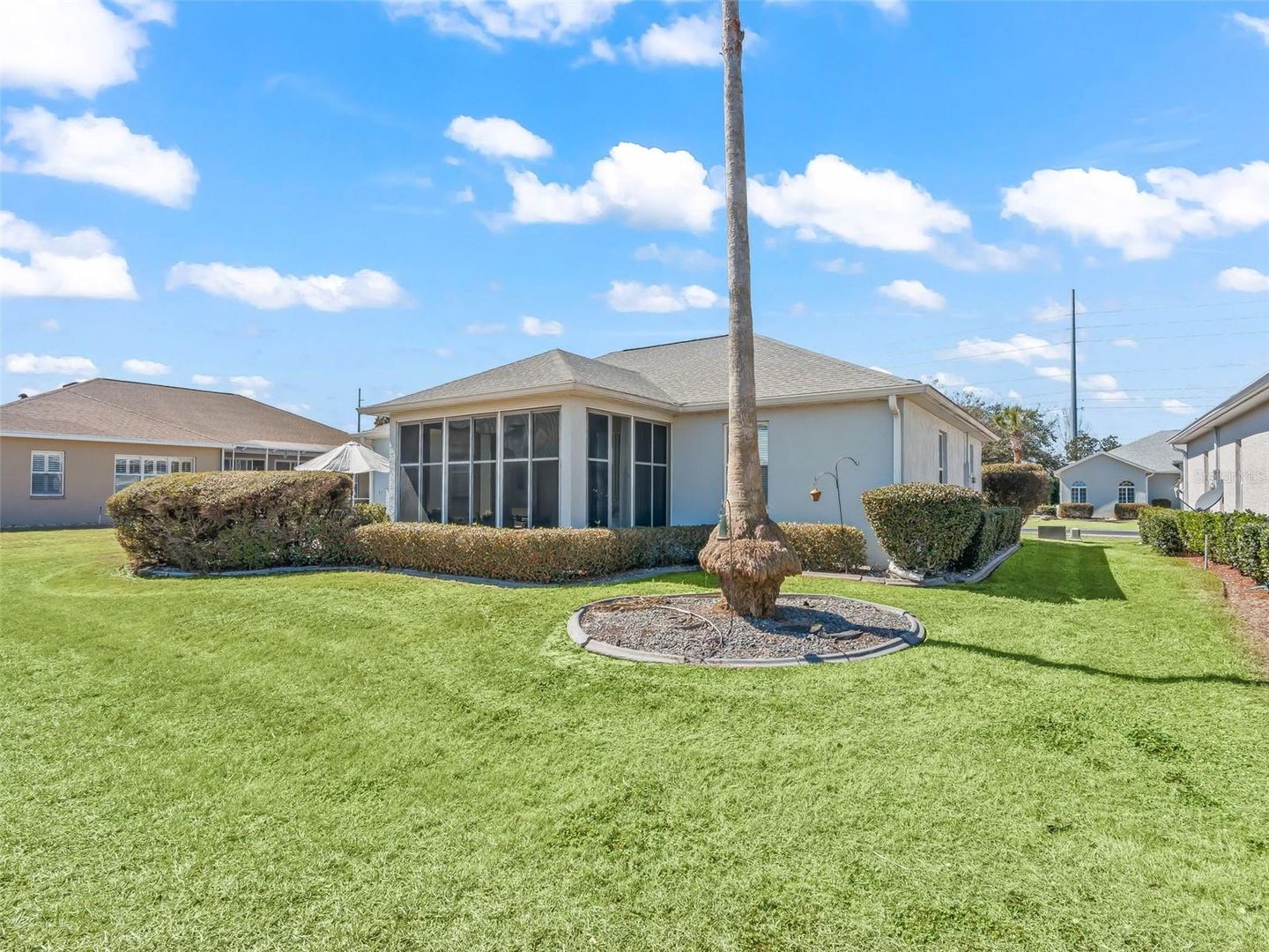 Fabulous Golf Course home with a GOLF CART GARAGE! Welcome to your new – image 40
