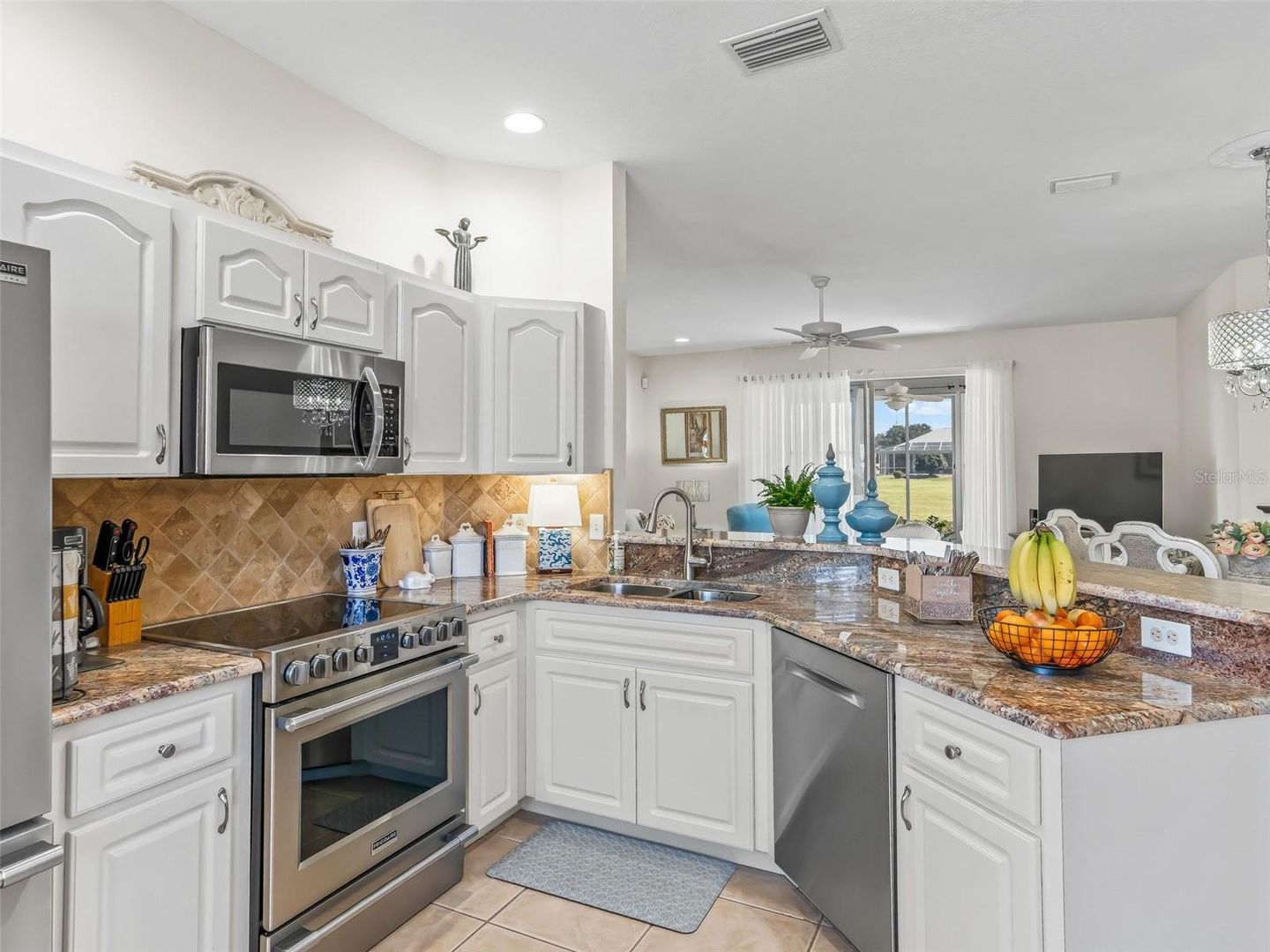 Fabulous Golf Course home with a GOLF CART GARAGE! Welcome to your new – image 21