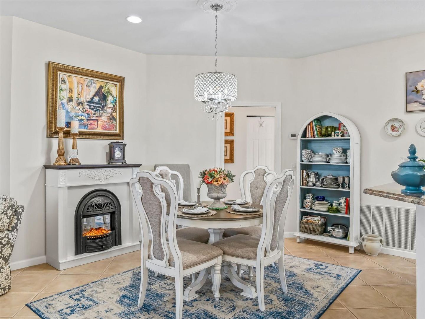 Fabulous Golf Course home with a GOLF CART GARAGE! Welcome to your new – image 15
