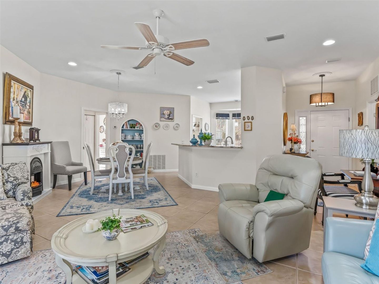 Fabulous Golf Course home with a GOLF CART GARAGE! Welcome to your new – image 13