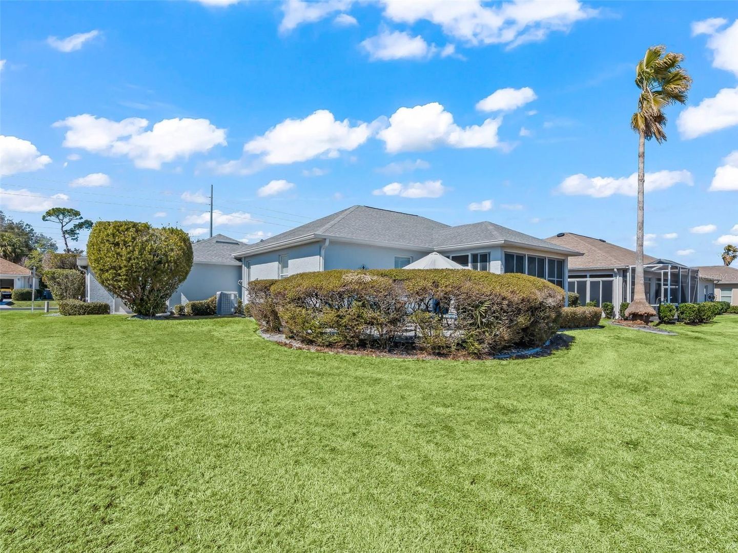 Fabulous Golf Course home with a GOLF CART GARAGE! Welcome to your new – image 39