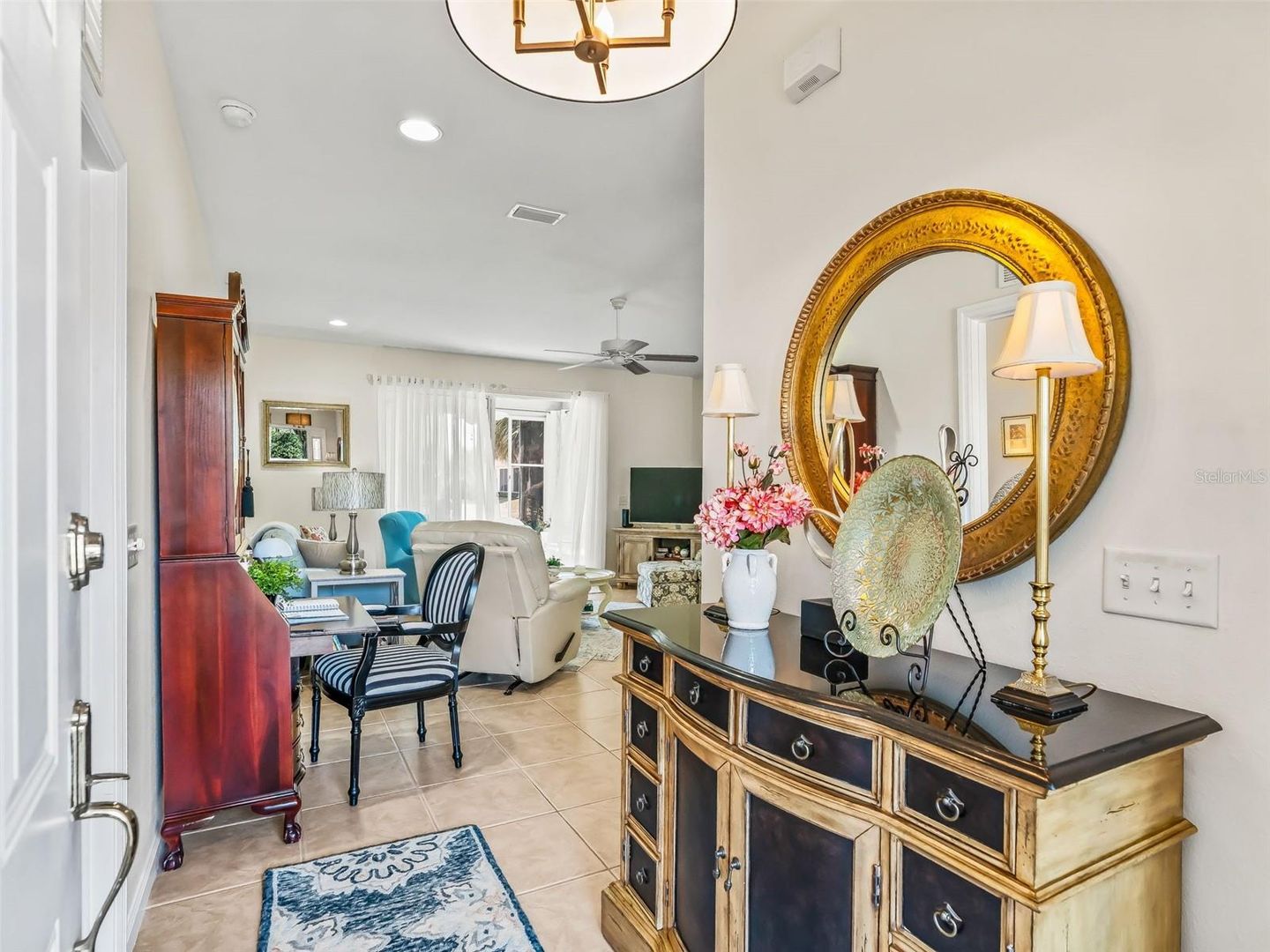 Fabulous Golf Course home with a GOLF CART GARAGE! Welcome to your new – image 7